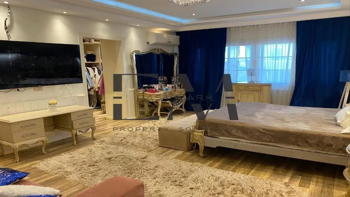 فيلا فاخرة بحمام سباحة وحديقة خاصة للإيجار