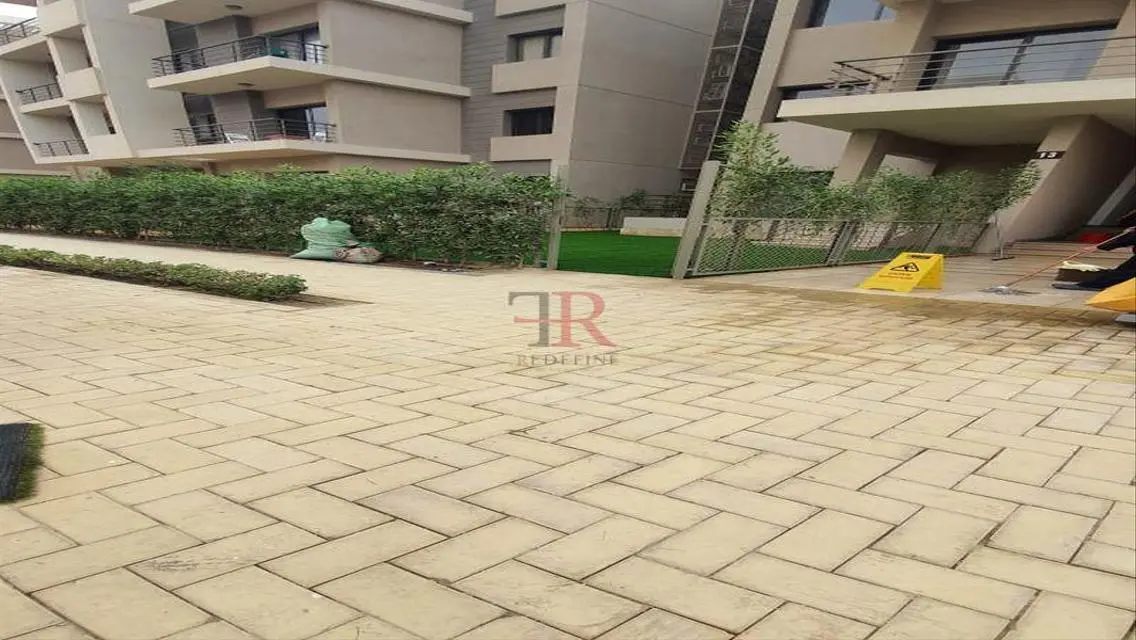 منزل فاخر مع حديقة خاصة في موقع متميز