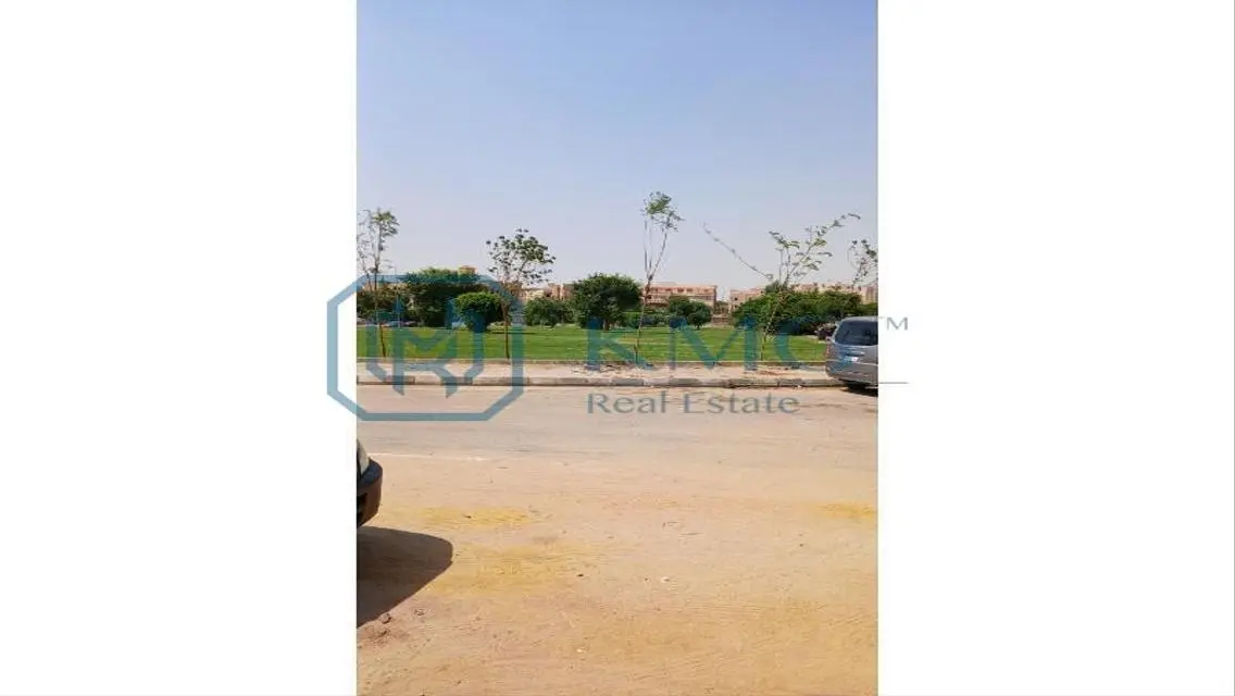 شقة ٢٠٠متر بحرى على حديقة وجهات ومداخل فاخرة