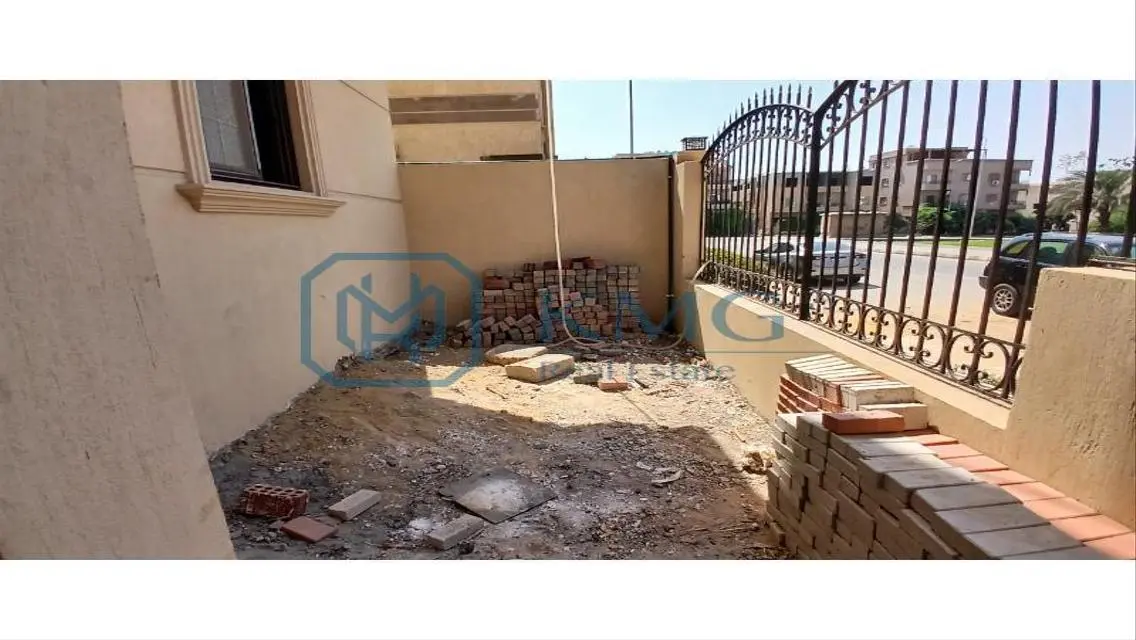 شقة ٢٠٠متر بحرى على حديقة وجهات ومداخل فاخرة
