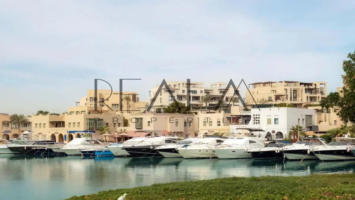 فيلا فاخرة للبيع بمساحة كبيرة