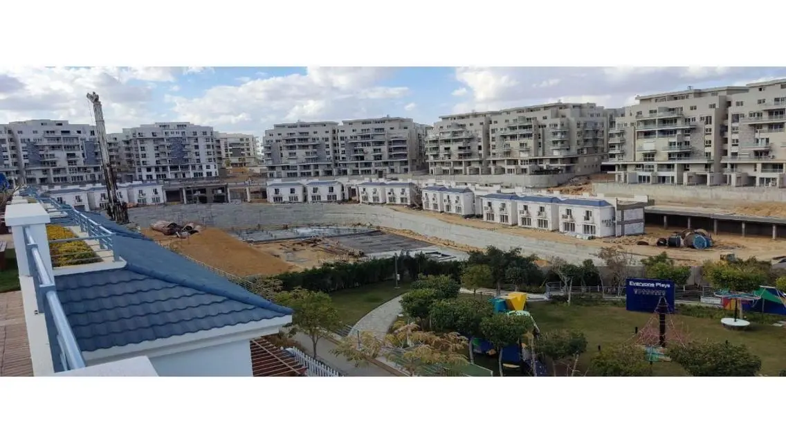 فيلا فاخرة للبيع مع حديقة خاصة ومسبح