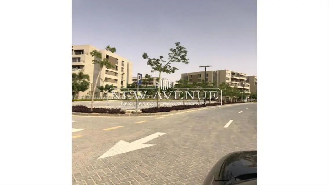 شقة فاخرة للبيع بمساحة واسعة في موقع متميز