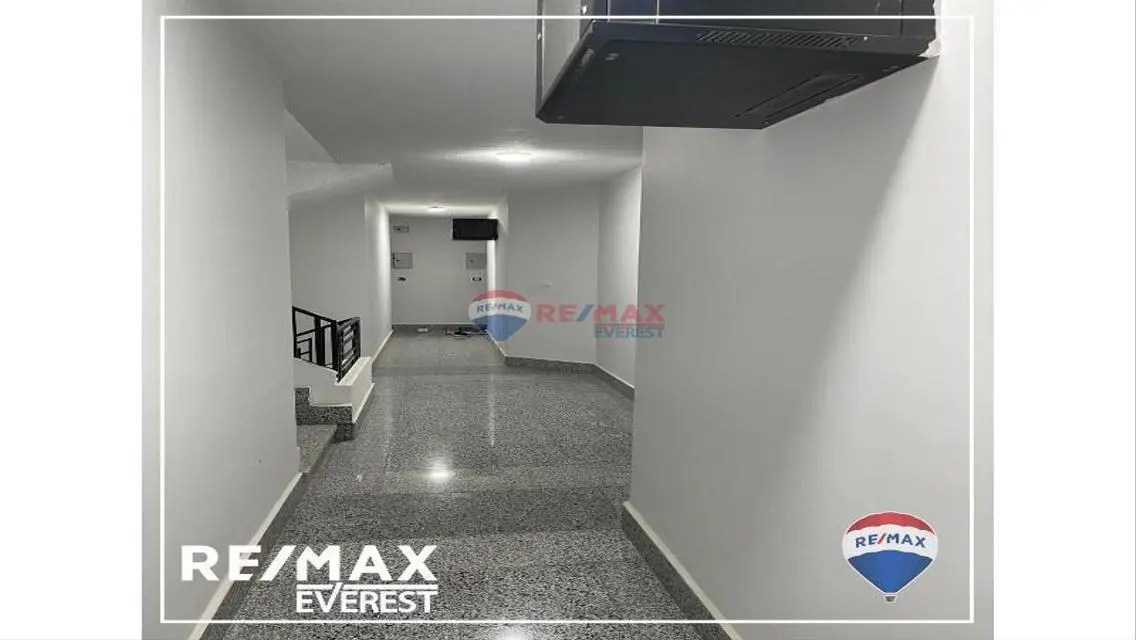 شقة فاخرة في قلب المدينة مع شرفة وغرفة دراسة