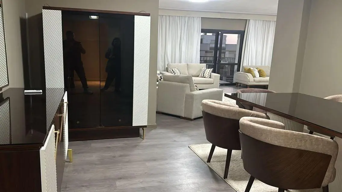 للبيع بنتهاوس بالكورت يارد سوديك212م+رووف109م فرش