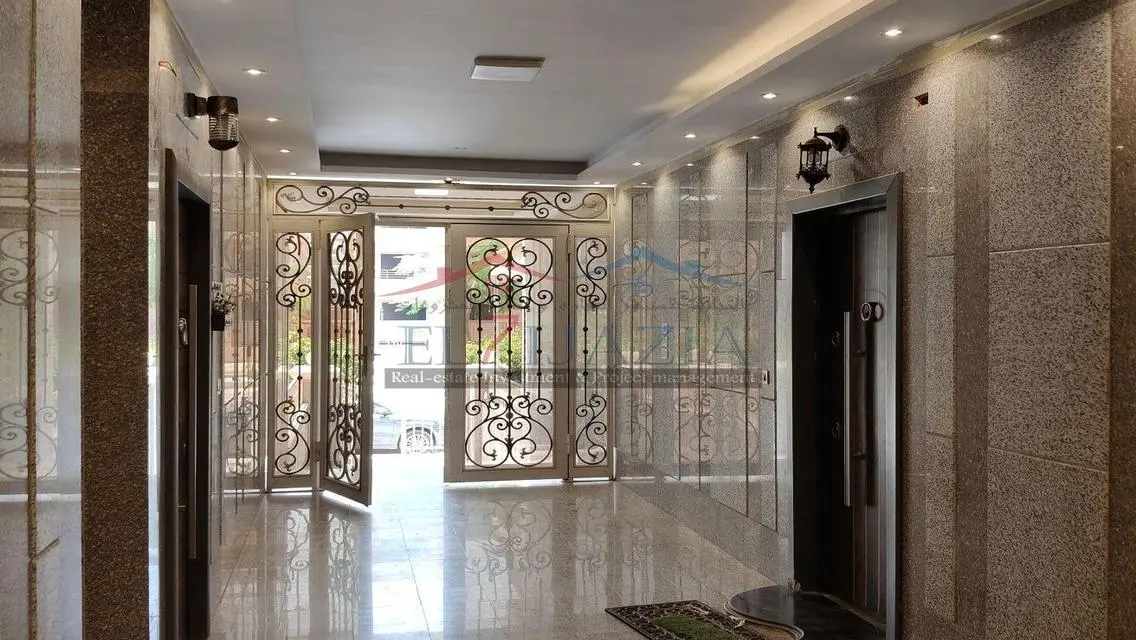 شقة فاخرة تتكون من 3 غرف نوم مع دوبلكس  في موقع متميز