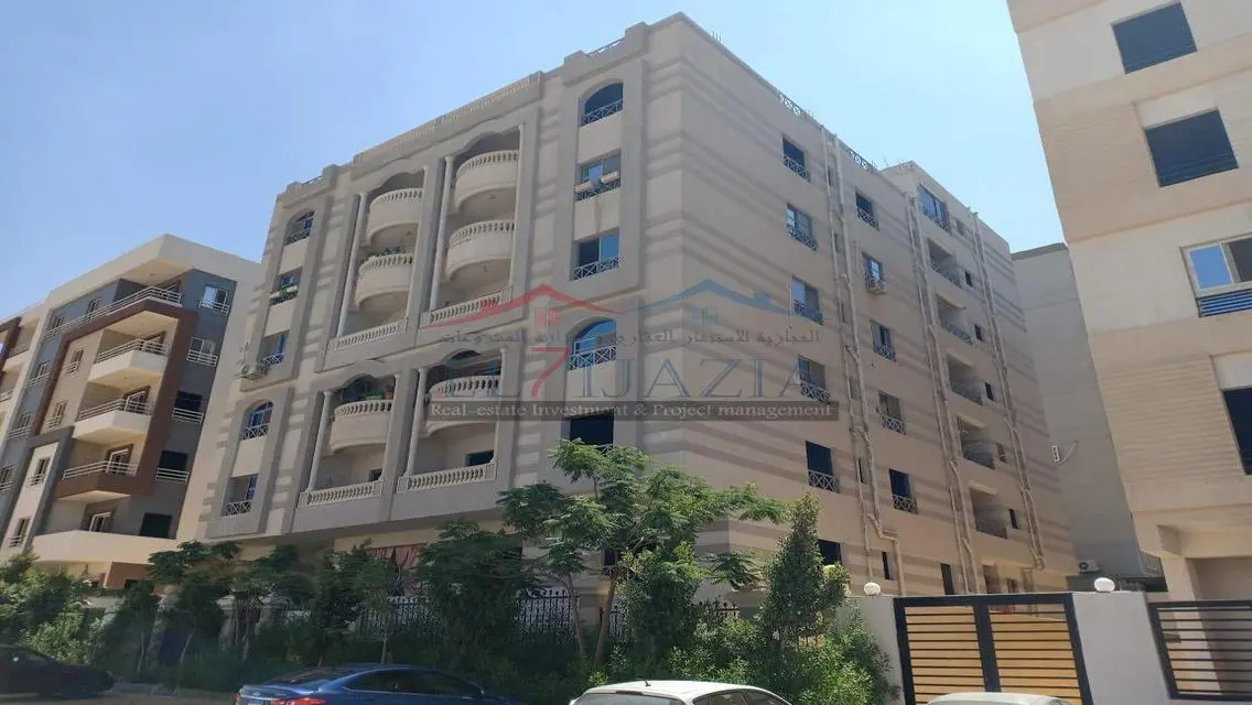 شقة فاخرة بمساحة واسعة وجميع المرافق المطلوبة