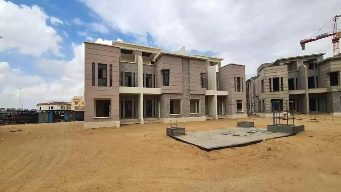 فيلا فاخرة مع حديقة خاصة ومسبح مشترك
