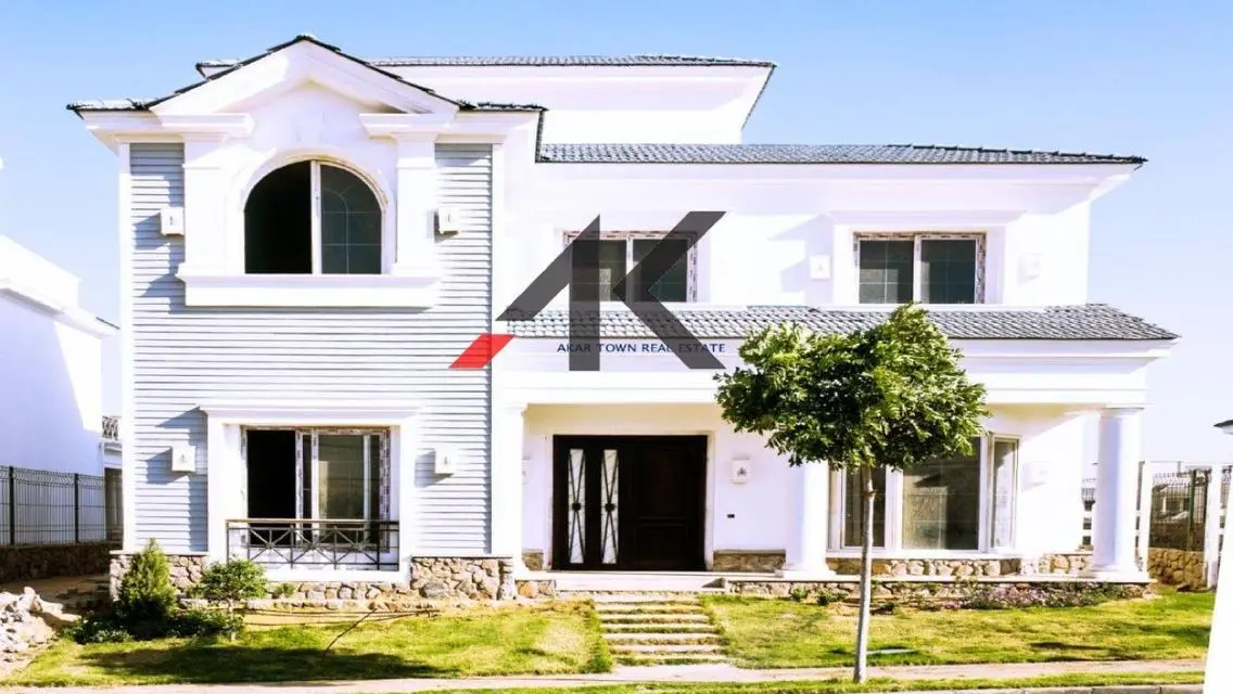 Luxurious Villa with 950 sqm and Private Gardens