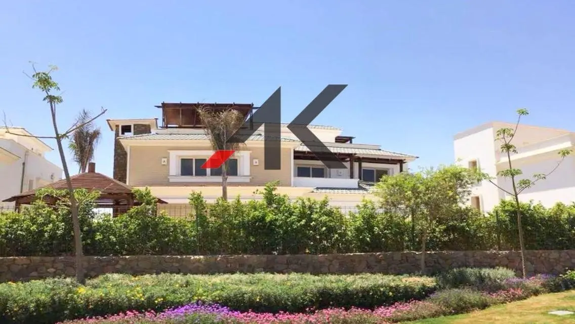 Luxurious Villa with 950 sqm and Private Gardens