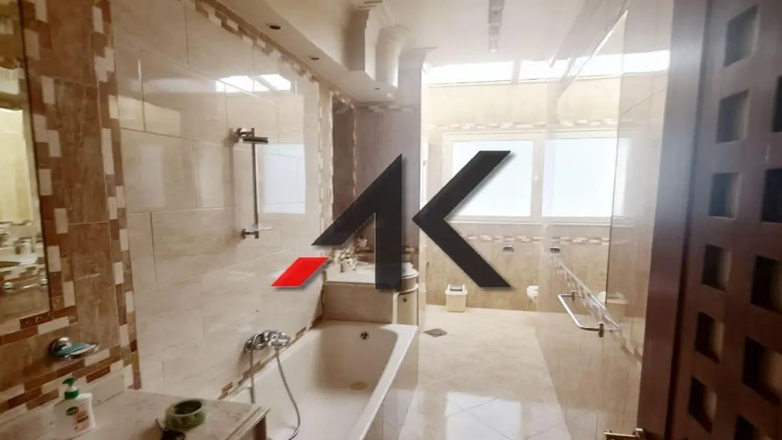منزل فاخر للبيع مع حديقة خاصة وأمن 24/7
