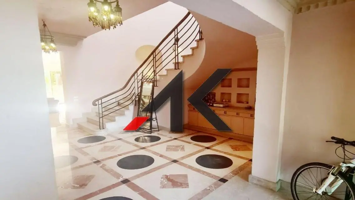 منزل فاخر للبيع مع حديقة خاصة وأمن 24/7