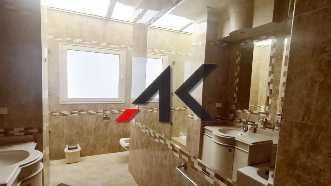 منزل فاخر للبيع مع حديقة خاصة وأمن 24/7