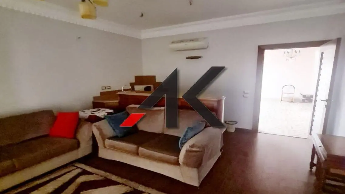 منزل فاخر للبيع مع حديقة خاصة وأمن 24/7