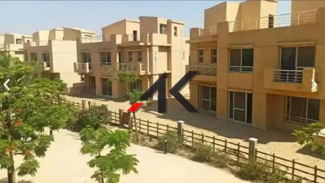 شقة فاخرة للبيع تتكون من 4 غرف في قلب المدينة