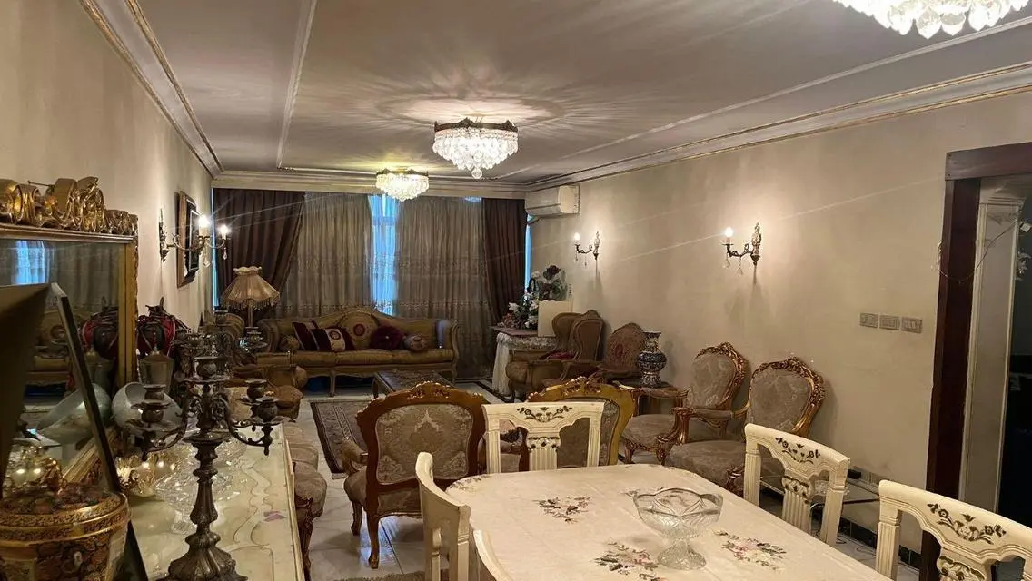 شقه للبيع في عمارات اول مايو خطوات من مكرم عبيد