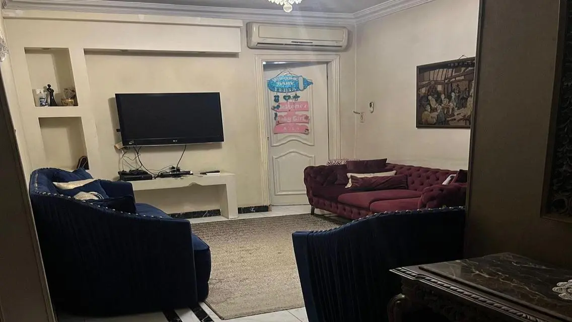 شقه للبيع في عمارات اول مايو خطوات من مكرم عبيد