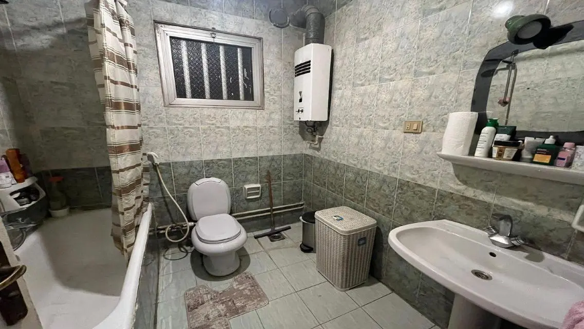 شقه للبيع في عمارات اول مايو خطوات من مكرم عبيد