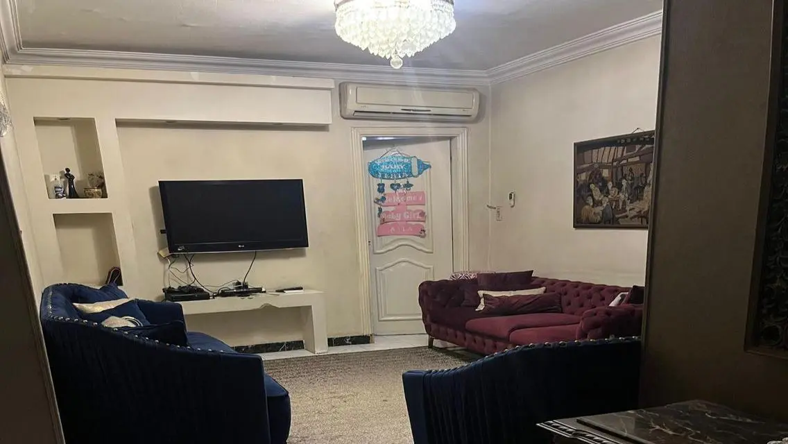 شقه للبيع في عمارات اول مايو خطوات من مكرم عبيد
