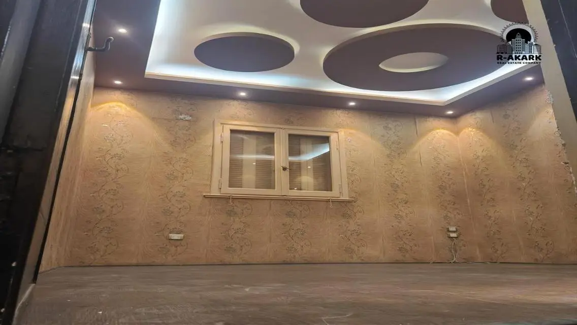 عقار تجاري بمساحة 200 متر مربع مع ميزات متميزة