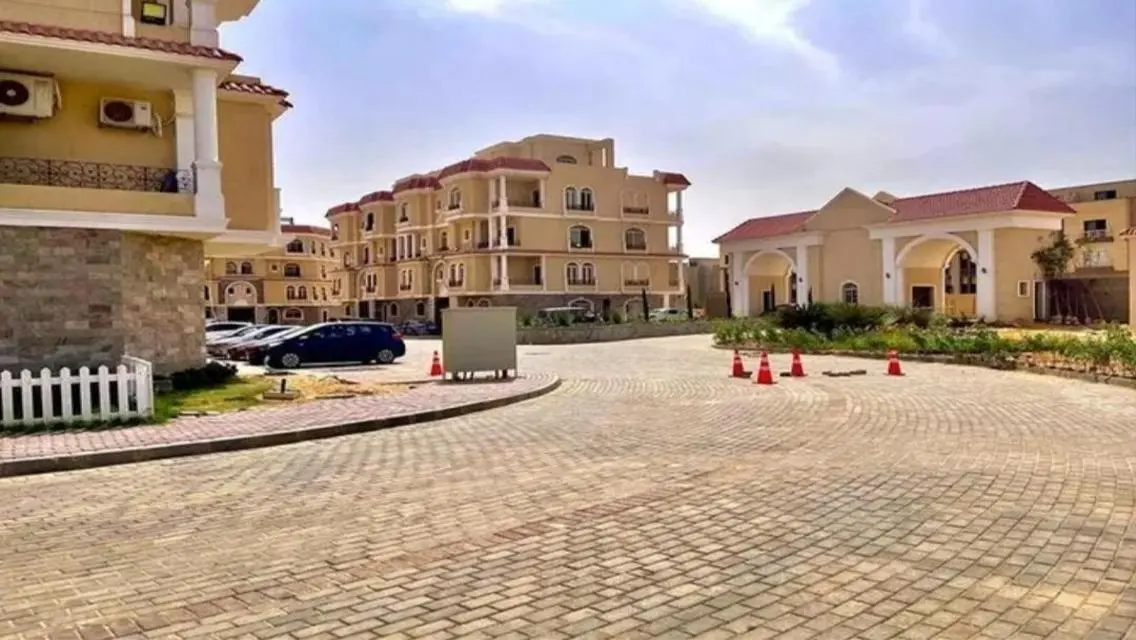 فيلا فاخرة للبيع مع مسبح وحديقة خاصة