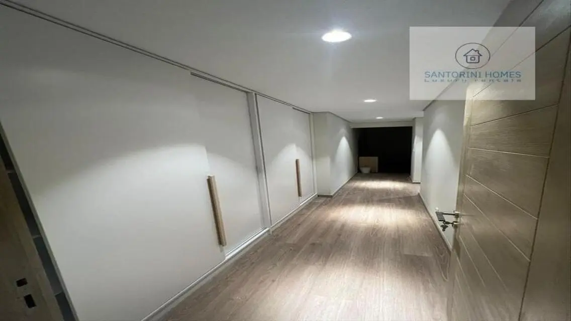 Luxury Living in Santorini: 220 sqm Apartment for Rent