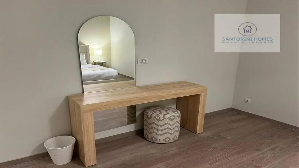 Luxury Living in Santorini: 220 sqm Apartment for Rent