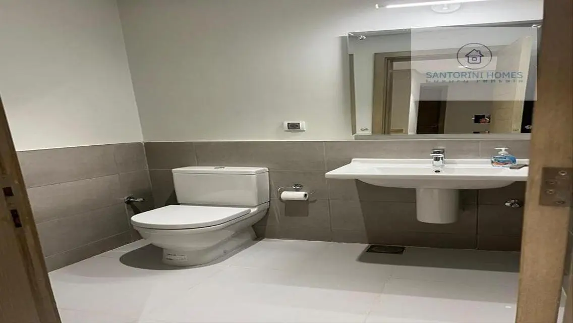 Luxury Living in Santorini: 220 sqm Apartment for Rent