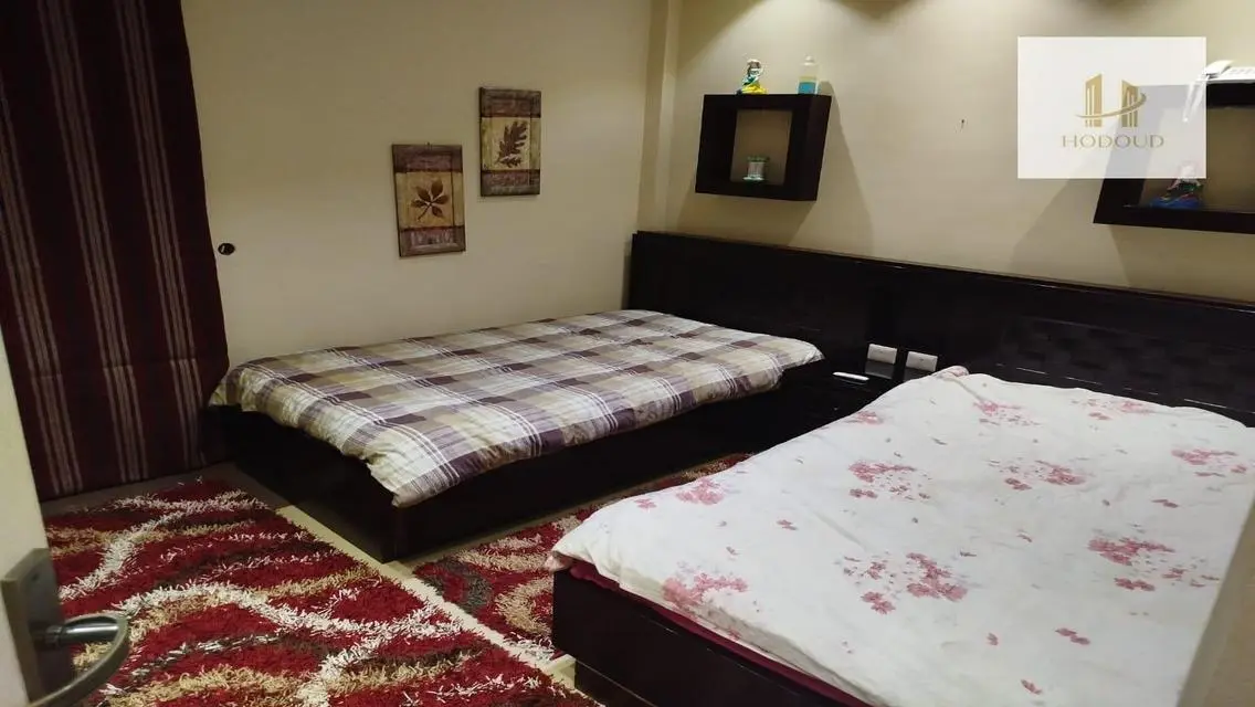 شقة فاخرة للبيع مع حديقة خاصة وحوض سباحة للأطفال