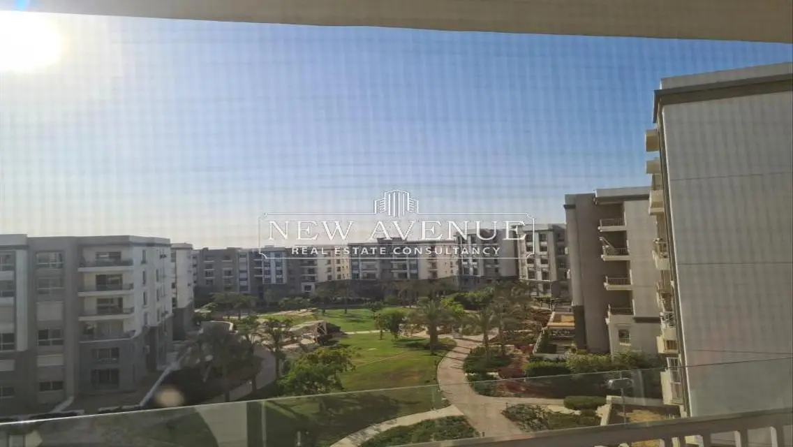 شقة فاخرة بمساحة واسعة للبيع