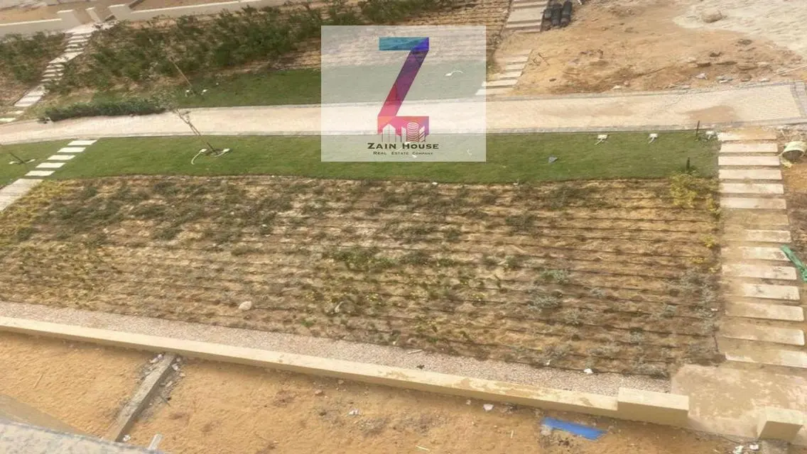 شقة فاخرة للبيع مع غرفة خادمة وشرفة