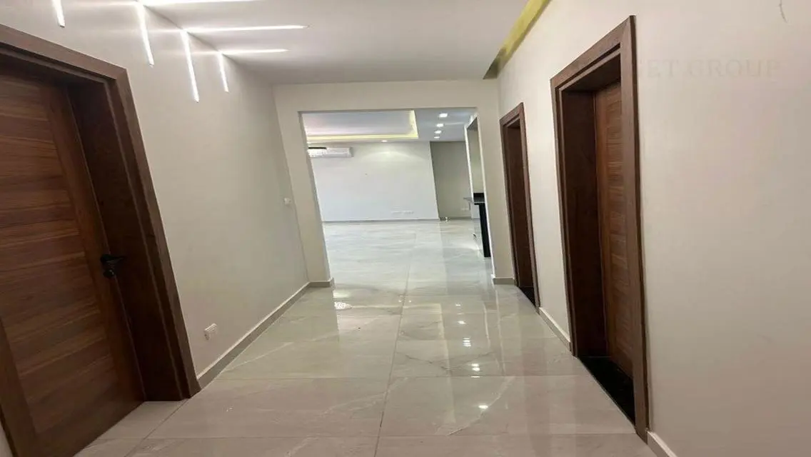 Luxury 3-Bedroom Apartment with Lake View