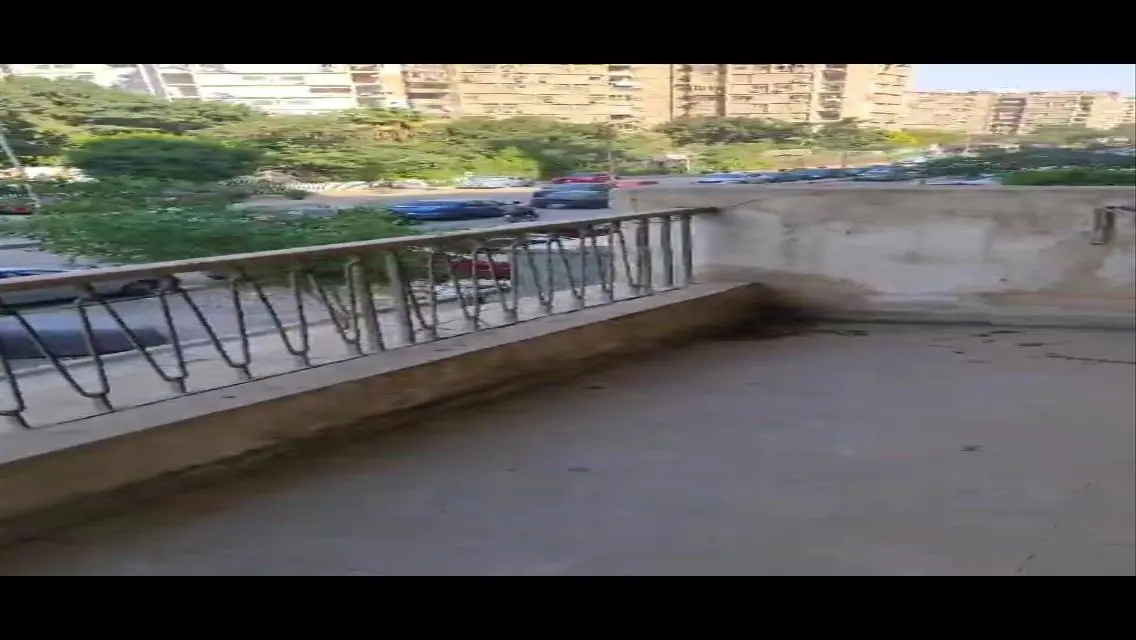 شقة فاخرة مع شرفة للبيع
