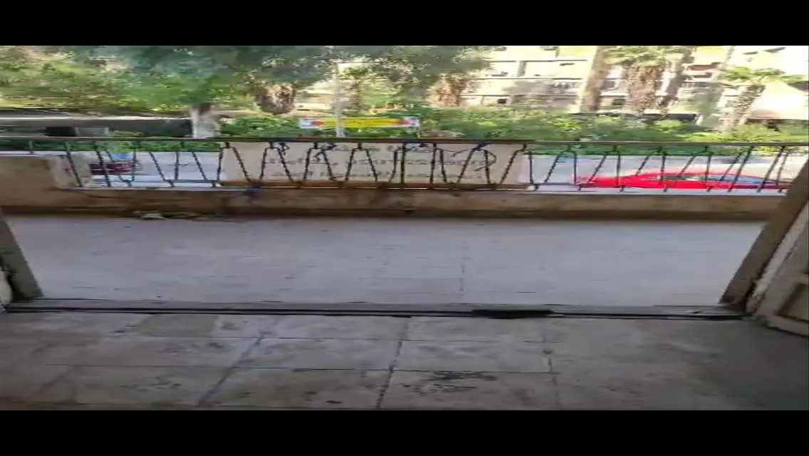 شقة فاخرة مع شرفة للبيع