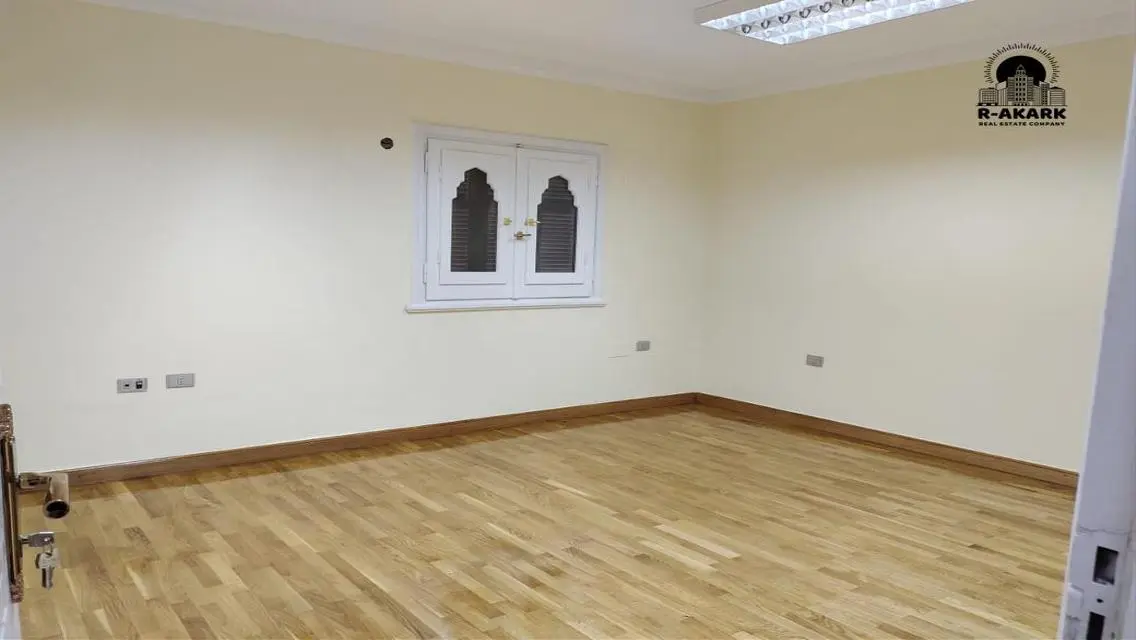 مقر اداري للايجار 330 متر  امام الكلية الحربية