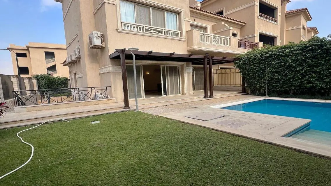 فيلا مستقلة بحمام سباحة وحديقة للايجار نصف مفروش
