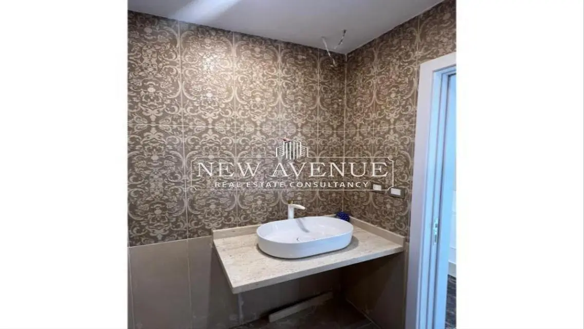 Apartment fully finished prime location in the square