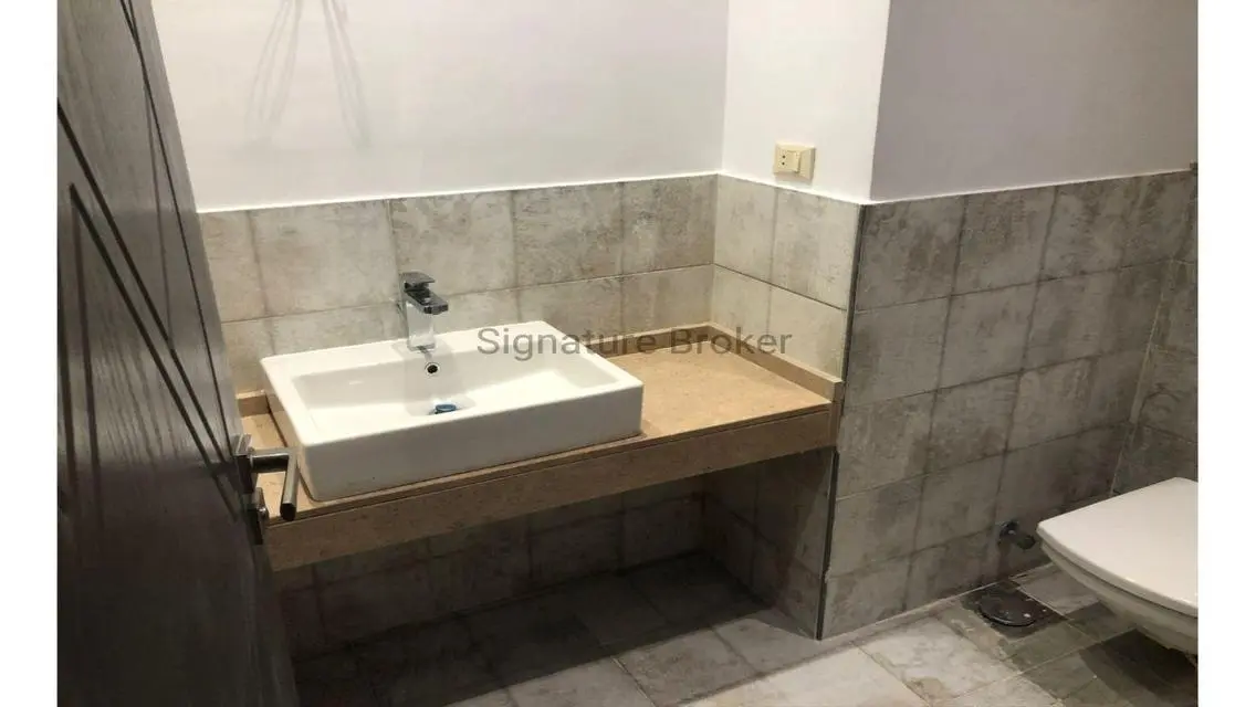 تاون هاوس للإيجار بميفيدا  مباني 280 م نص مفروش