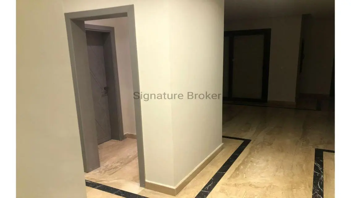 تاون هاوس للإيجار بميفيدا  مباني 280 م نص مفروش