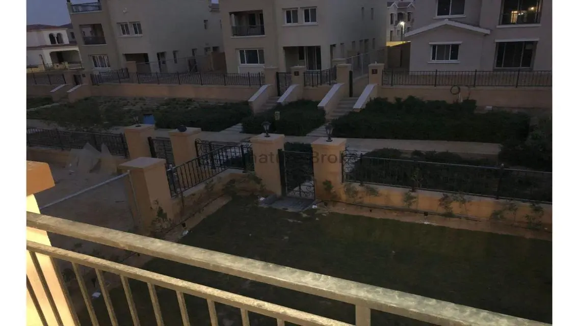 تاون هاوس للإيجار بميفيدا  مباني 280 م نص مفروش