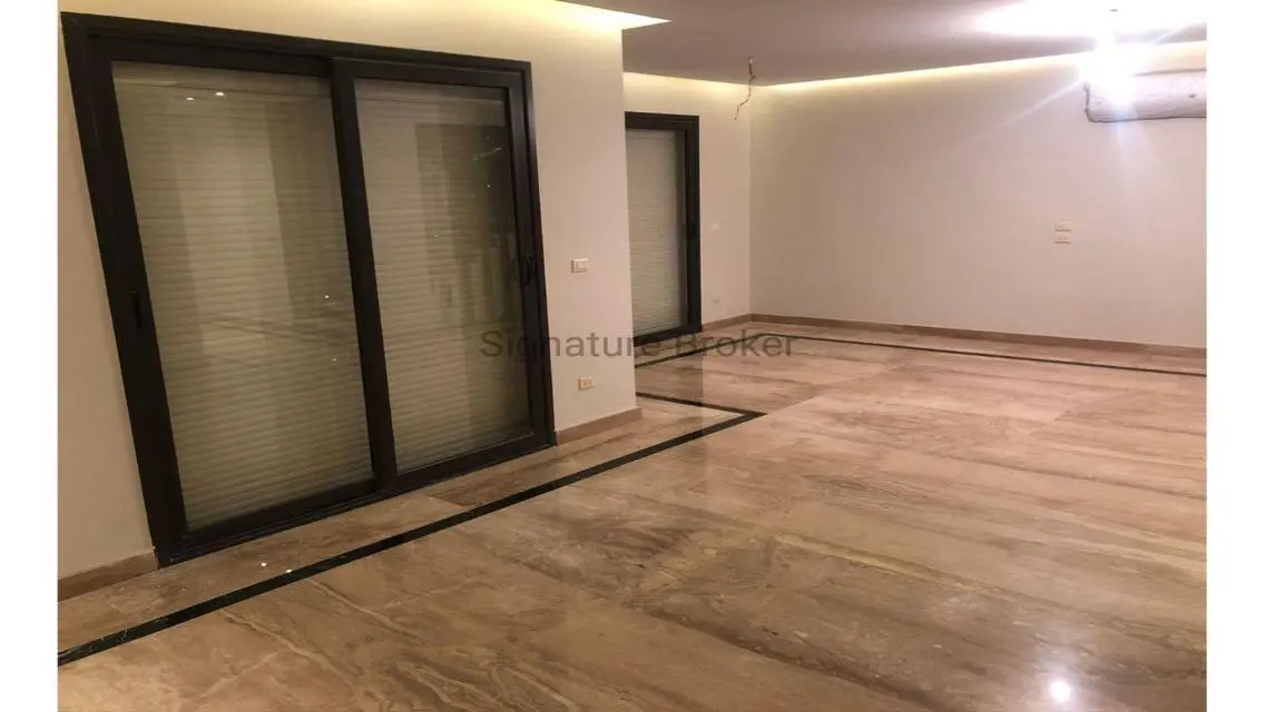 تاون هاوس للإيجار بميفيدا  مباني 280 م نص مفروش