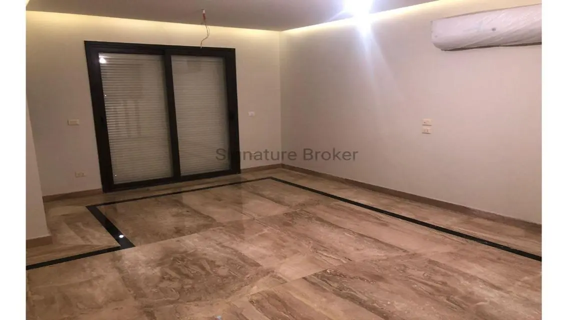 تاون هاوس للإيجار بميفيدا  مباني 280 م نص مفروش