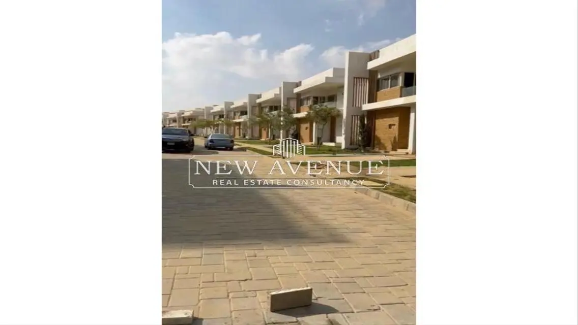 فيلا فاخرة مع حديقة خاصة وشرفة في موقع متميز