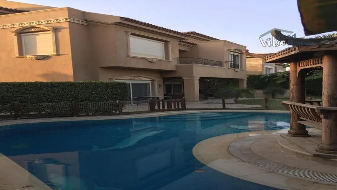 فيلا فاخرة للبيع بمساحة واسعة مع حديقة ومسبح خاص