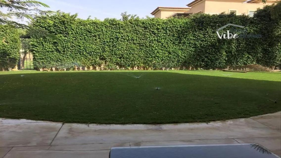 فيلا فاخرة للبيع بمساحة واسعة مع حديقة ومسبح خاص