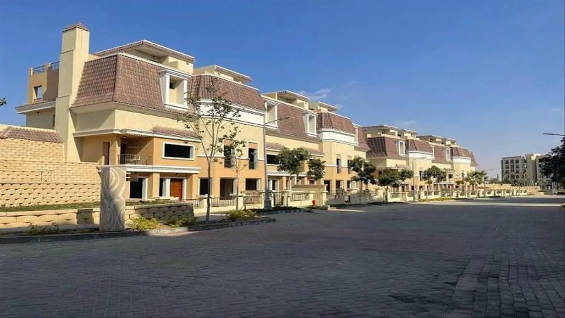 فيلا فاخرة للبيع بمساحة واسعة وإطلالة رائعة