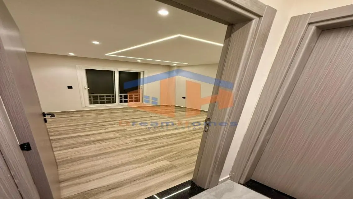 شقة رائعة بمساحة واسعة للبيع