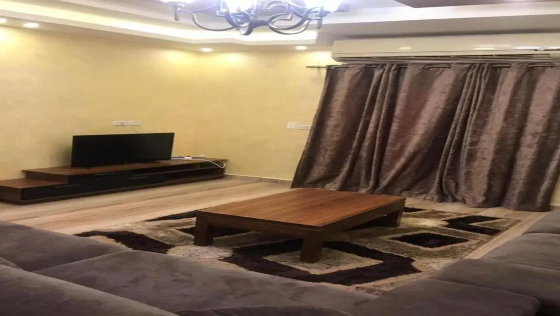 شقة مميزة للبيع بمساحة كبيرة في موقع مركزي