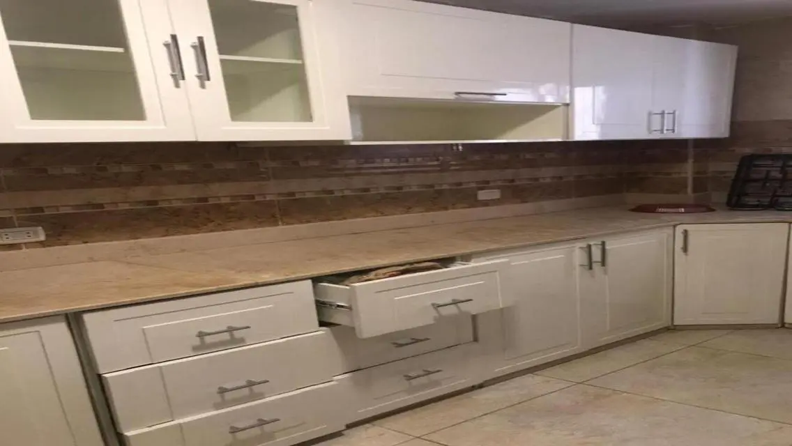 شقة مميزة للبيع بمساحة كبيرة في موقع مركزي