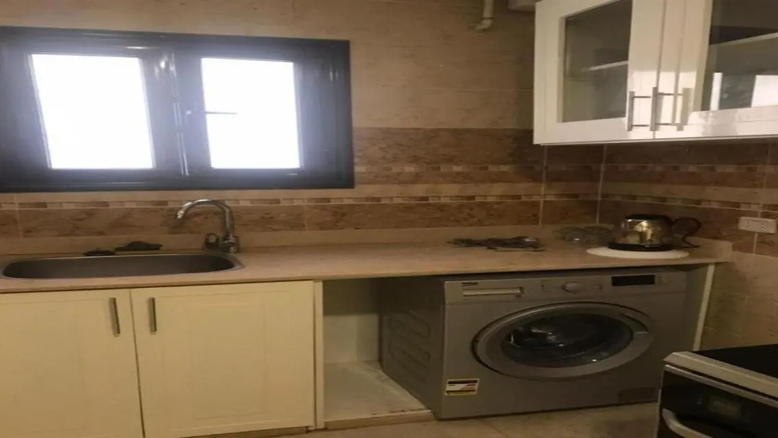 شقة مميزة للبيع بمساحة كبيرة في موقع مركزي